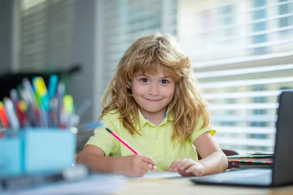 Genio nerd pupilla bambino ha idea. Ragazza divertente che fa i compiti di scrittura e lettura a casa. Piccolo studente alla scrivania in classe scolastica. — Foto Stock