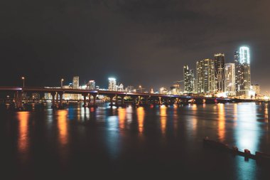Miami Florida, günbatımı manzarası renkli iş yerleri, konut binaları ve Biscayne Körfezi 'nde köprü. Miami şehir merkezi.