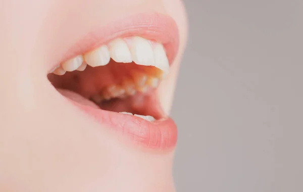 Cuidados dentários. Linda jovem sorrir. Contexto de saúde dentária. — Fotografia de Stock