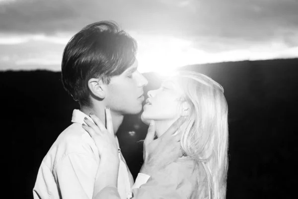 Portrait sensuel de jeunes couples amoureux. Embrasse un couple aimant au coucher du soleil. Couple aimant embrasser et embrasser. — Photo