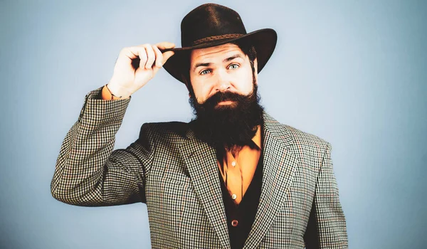 Charmant homme rétro, visage portrait d'hipster barbu sérieux avec chapeau vintage. Mode vintage vogue. — Photo