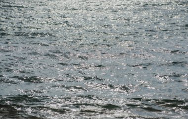 Sakin deniz suyu yüzey dokusu sıçrama ve dalgalarla. Soyut doğa geçmişi. Aqua okyanus su yüzeyinin arka planı.