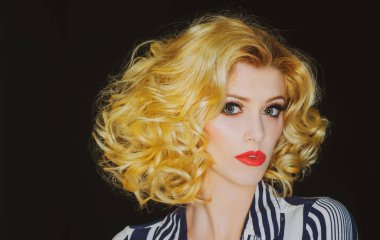 Güzel, zarif bir kadının stüdyo portresi. Yüksek model..