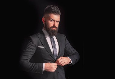 İş tarzı. Yakışıklı delikanlı iş takım elbiseli. Siyah izole zarif yakışıklı iş adamı. Kendinden emin ve başarılı.