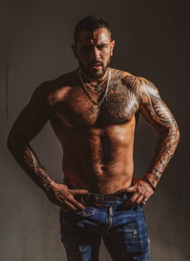 Siyah stüdyoda üstsüz poz veren kaslı vücutlu bir adam. Seksi iri kıyım. Kaslı, çıplak gövde. Altı paket kaslı göğüs..