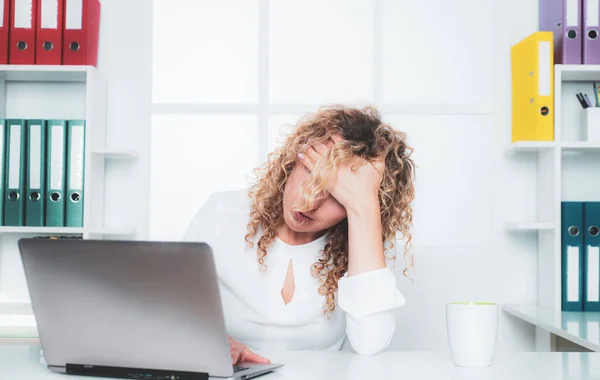 Müde Büroangestellte. Faul gelangweilt Frau mit Laptop am Morgen, langweilig im Büro. — Stockfoto