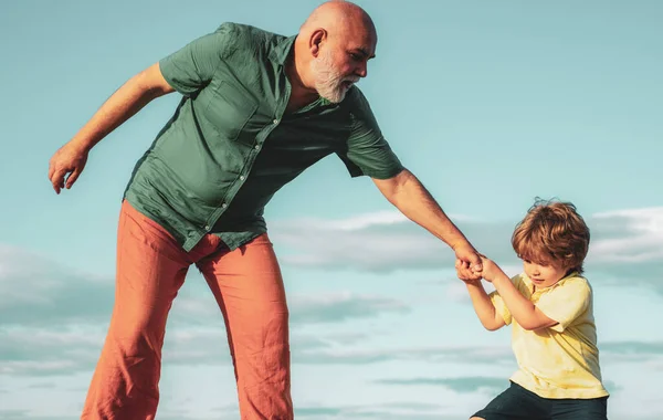 Padre ayudando a extender la mano. Debemos educar mejor a nuestros jóvenes. Creció reprendiendo a un niño por mal comportamiento. — Foto de Stock