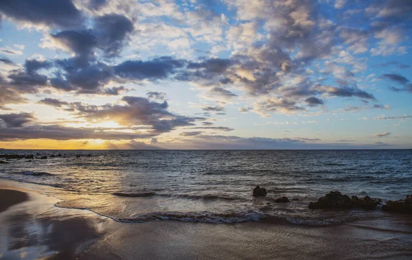 Zomervakantie, vakantie achtergrond van een tropisch strand en blauwe zee. Strand van Hawaï. — Stockfoto