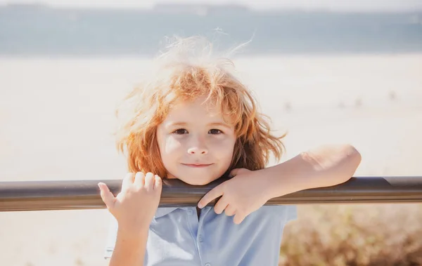 Primer plano retrato de un niño lindo al aire libre. Concepto de infancia y crianza. —  Fotos de Stock