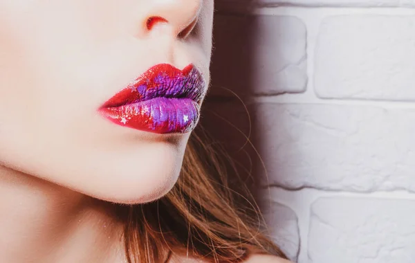 Kvinnliga sexiga läppar närbild. Läppmakeup. Läppstift eller läppglans. Skönhetsmodell. Kosmetika för kvinnor. — Stockfoto