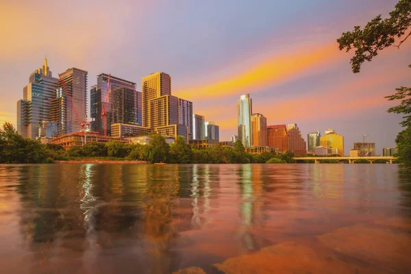 Austin, Texas, Estados Unidos skyline céntrico sobre el río Colorado. — Foto de Stock