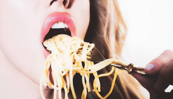 Cierra los labios sexy con pasta de fideos. La boca femenina come espaguetis. — Foto de Stock