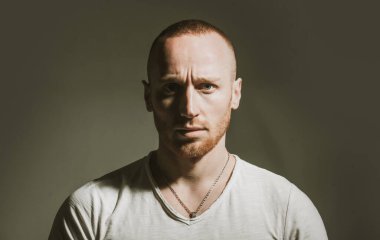 Acımasız adam, yakışıklı, ciddi erkek model..