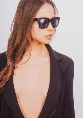 Güneş gözlüklü güzel bir kadın modelin güzel portresi. Moda makyajı. Kadın yüzünün güzel portresi..
