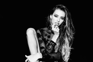 Kozmetik reklam makyaj. Muhteşem kadın portresi. Temiz taze tenli genç bir kadın. Güzel kadın modelportresi. Mükemmel temiz cilt.