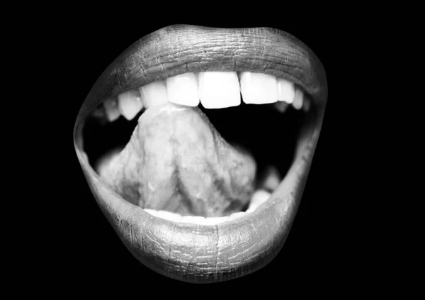 Αισθησιακά χείλη. Αισθησιακό ανοιχτό στόμα με γλώσσα γλείφει λευκά δόντια. Αισθησιακά κόκκινα χείλη. Σέξι χείλη, πιπιλίζουν. — Φωτογραφία Αρχείου