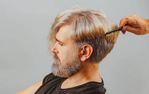 Parrucchiere professionista fare taglio di capelli. Concetto di barbiere. Cliente maschio farsi tagliare i capelli dal parrucchiere. Ritratto da vicino. — Foto Stock