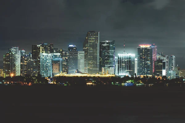 Miami obchodní čtvrti, světla a odrazy městských světel. Miami, Florida, USA panorama na Biscayne Bay, město noční pozadí. — Stock fotografie