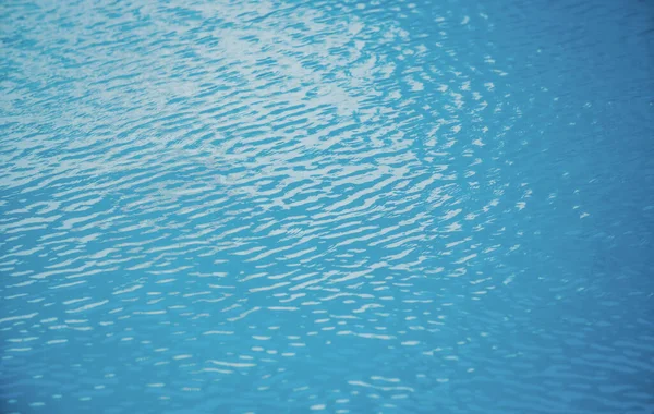 Ondulazione Acqua in piscina con riflesso solare. Sfondo acqua ondulato. — Foto Stock