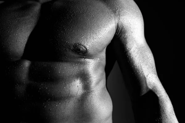 Сексуальний хлопець з сексуальним тілом. Груди, груди м'язової людини. Голий торс м'язової чоловічої моделі. Крупним планом чоловічі соски . — стокове фото