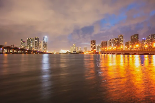 Night Florida Miami City panorama. Americké mrakodrapy v centru. Krajina města soumraku. — Stock fotografie