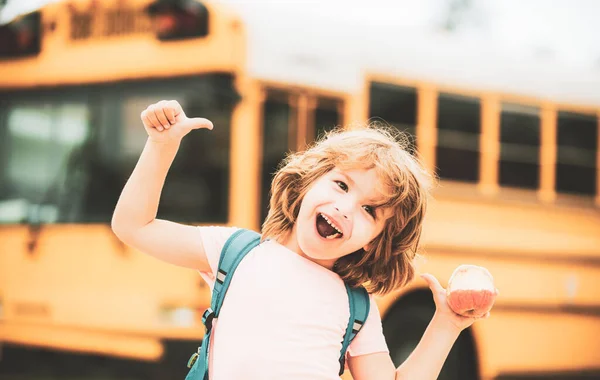 Glückliche Schulkinder im Schulbus. Kind streckt lächelnd die Daumen in die Höhe. — Stockfoto