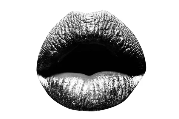 Paillettes d'or sur les lèvres sexy. Des lèvres de peinture dorée. Femme bouche ouverte fermer. Des lèvres féminines rouges sexy. La bouche ouverte sensuelle. Lèvres isolées, icône surprise wow. — Photo