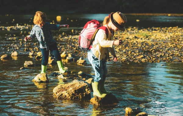 Niños viajando y explorando pequeña pareja tomados de la mano, concepto de viaje . — Foto de Stock