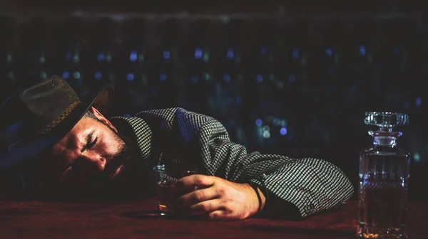 バーでテーブルの上に彼の頭で寝て落ち込んで酔って男 — ストック写真
