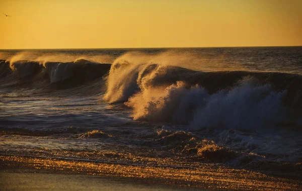 Концепция морских штормовых волн. Восход солнца на тропическом пляже. Закат пейзажа. Восход солнца на пляже, пейзаж заката. Ландшафт восхода. — стоковое фото