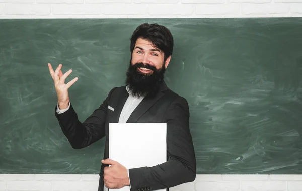 El maestro es un líder experto. Los buenos tutores son a menudo maestros de la comunicación. Tutoría. Concepto escolar. Día del conocimiento. Espacio de copia de concepto de escuela secundaria . —  Fotos de Stock