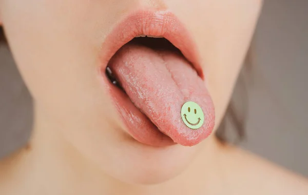 Du LSD. Des hallucinogènes psychédéliques. Toxicomanie. Langue avec des médicaments. — Photo