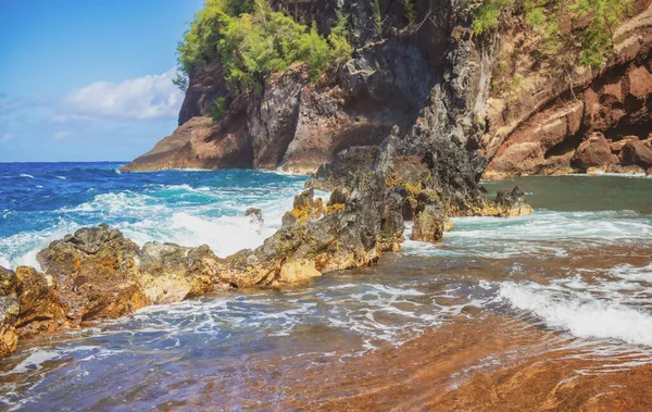 Waves on a rocky beach. Tropical paradise deep turquoise rocky seascape. — Stock Photo, Image