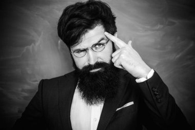 Tahta arka plan da sınıf profesör. Okul sınıfında tebeşir tahtasının yanında genç bir öğretmen. Öğretmenler günü. Öğretmen lik - meslek ve öğrenme kavramı. Bilgi günü.