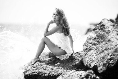 Tropikal plajda güzel seksi bir kadın. Denizde genç bir kadın. Bronzlaşmış şehvetli kız okyanus ya da denizde ılık okyanus suyunun tadını çıkarıyor. Yaz rüyası.