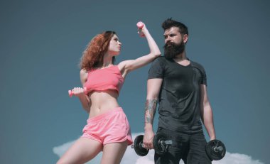 Sportif fitness çift. Sağlıklı yaşam konsepti. Güzel çekici fitness arkadaşlar. ABS fitness kadın vücut. Açık havada egzersiz spor giyim kadın modeli.