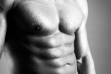 Kaslı adamın çıplak gövdesi. Kas modeli vahşi adam. Kaslarını kasan seksi gay..