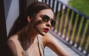 Güneş gözlüğü moda. Makyajlı şehvetli model kız. Genç kadın moda gözlüğü tarzı.