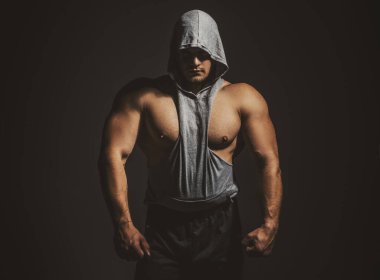 Vahşi, öfkeli bir çete üyesi yaşam tarzı, ciddi yakışıklı bir adam. Güçlü kaslı erkek vücudu, kaslı adam..