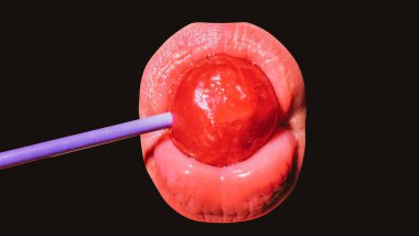 Seksi ağzı olan, chupa yiyen bir kız. Kadın dudakları lolipop emiyor. Ağzında lolipop tutan kadın, kapat. Kırmızı dudaklar, şehvetli ve seksi konsept..