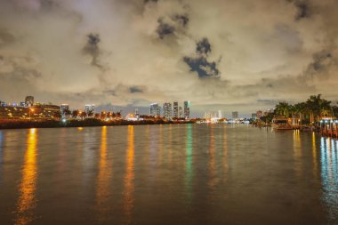 Miami Florida şehri, gün batımında Biscayne Körfezi 'nde iş ve konut binaları ve köprü manzarası. Skyline gece görüntüsü.