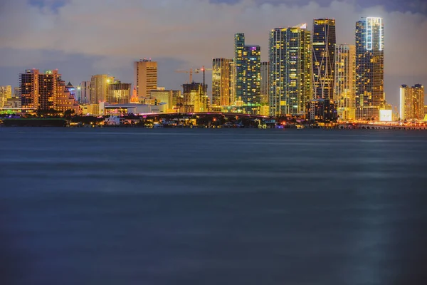 Miami skyskrapor på natten, södra stranden. Miami natt nere i stan. — Stockfoto