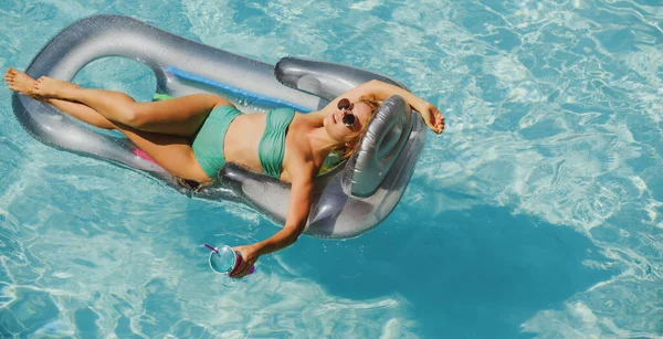 Vacances d'été. Femme sexy dans la piscine. Fille d'été sur matelas gonflable. — Photo
