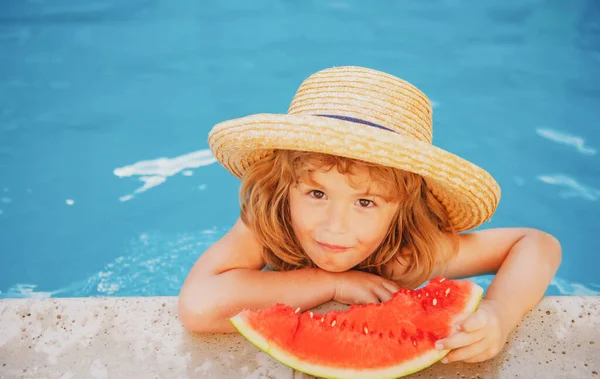 Niño con sandía en piscina. Los niños comen frutas de verano al aire libre. Niños sanos. — Foto de Stock