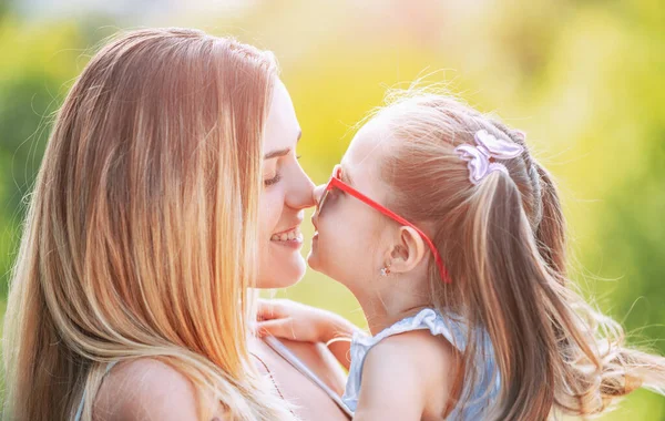 Génération familiale et concept humain. Portrait en gros plan d'une mère souriante embrassant sa jolie petite fille. Petite fille embrassant sa mère heureuse. — Photo