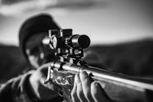 Scharfschützen aus nächster Nähe bei der Jagd im Freien. Jäger zielen auf Gewehr im Wald. Jäger mit Gewehr auf Jagd. Jäger mit leistungsstarkem Gewehr mit Zielfernrohr. — Stockfoto