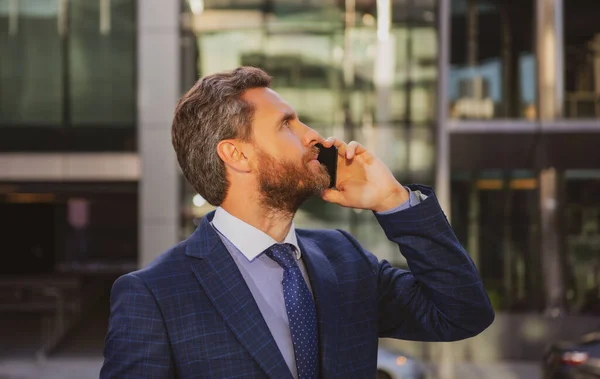 Geschäftsmann mit Smartphone. Geschäftsmann telefoniert. — Stockfoto