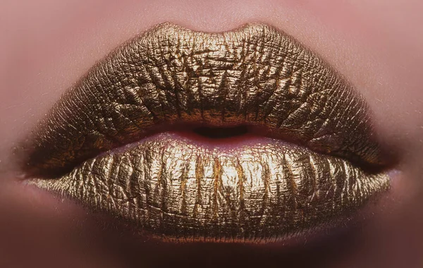 Labios sexy. Primer plano sexy hermosa hembra labios dorados aislados. Lápiz labial dorado. — Foto de Stock