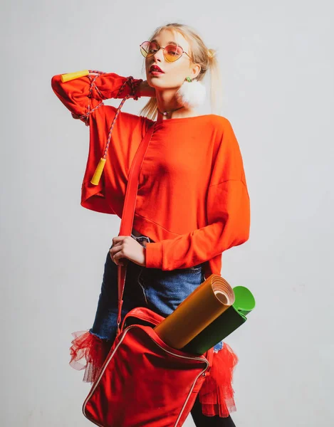 Mujer con estilo en vestido de moda tendencia. Hermosa chica adolescente de moda. — Foto de Stock