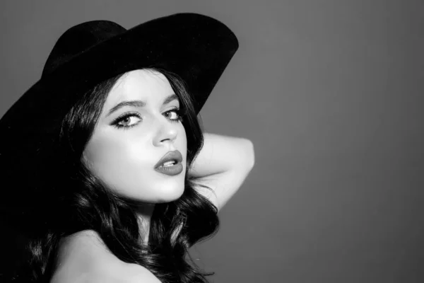 Divat stílusú portré divatos lány fekete kalapban. Elegáns hölgy. Érzéki női divat. — Stock Fotó